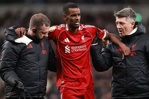 بين الإصابة والإيقاف.. 3 ضربات لليفربول رغم الفوز على توتنهام